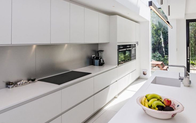 99cd98883c1686f9ecd57d2efd40d1f1--all-white-kitchen-white-handleless-kitchen.jpg