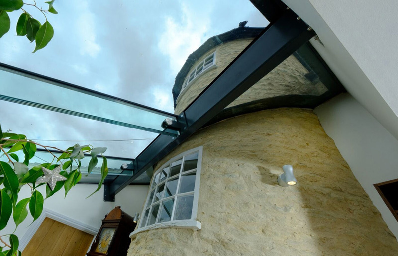 Stuctural glass roof in extension to period property